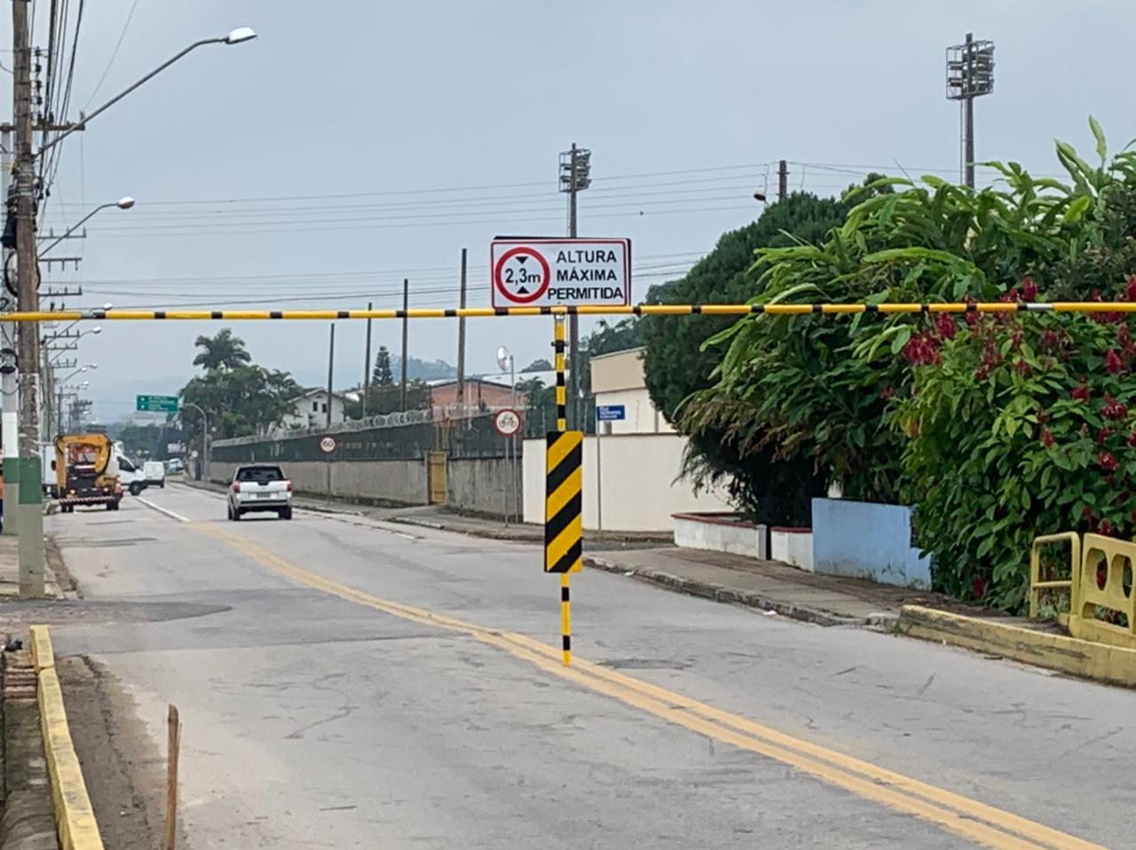 Ponte da rua Itajaí recebe trave de limitação de altura