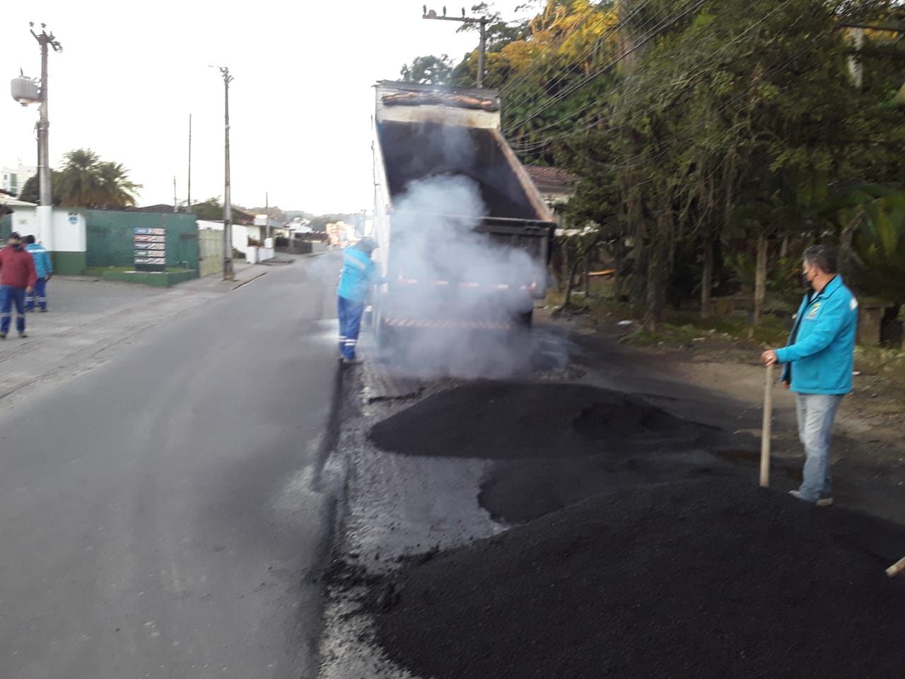 Domingo de sol. Prefeitura realiza obras na ponte João Vitório Benvenutti e da pavimentação da rua São Pedro