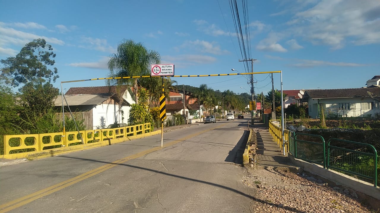 Trânsito na ponte da rua Itajaí é novamente liberado apenas para veículos leves