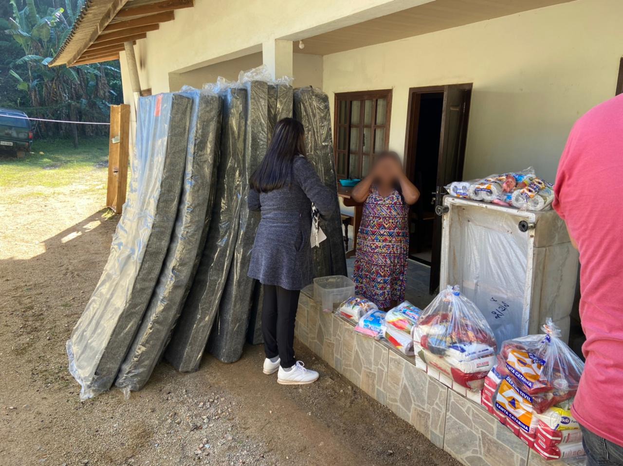 Prefeitura distribui itens de assistência humanitária no bairro Limeira