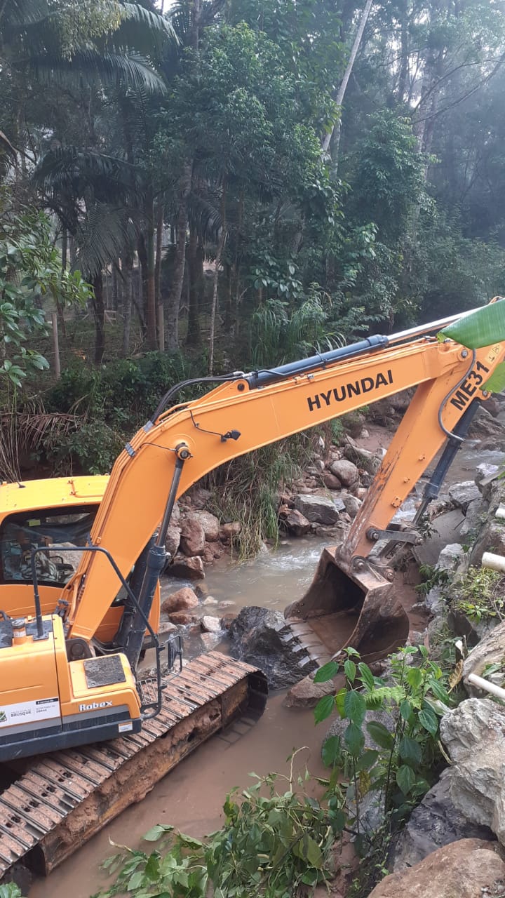 Confira as atividades da equipe de patrola e limpeza de valas da Secretaria de Obras