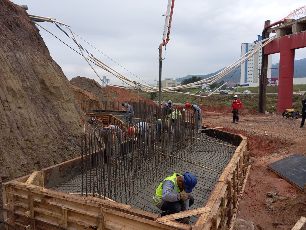 Prefeito de Brusque acompanha obras na Ponte João Vitório Benvenutti