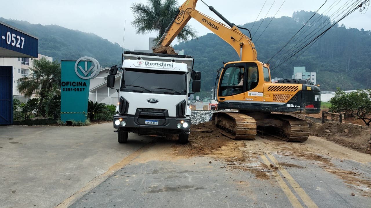 Confira as atividades da equipe de patrola e limpeza de valas da Secretaria de Obras