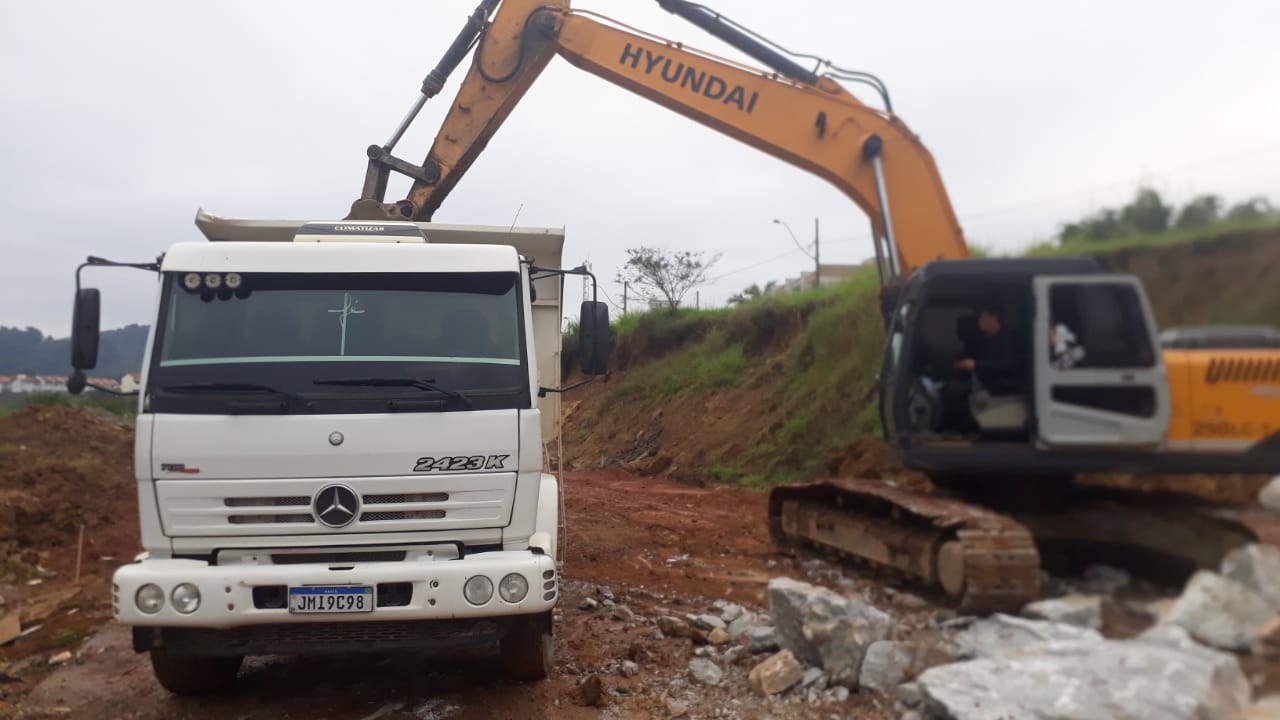 Confira as atividades da equipe de limpeza de valas da Secretaria de Obras