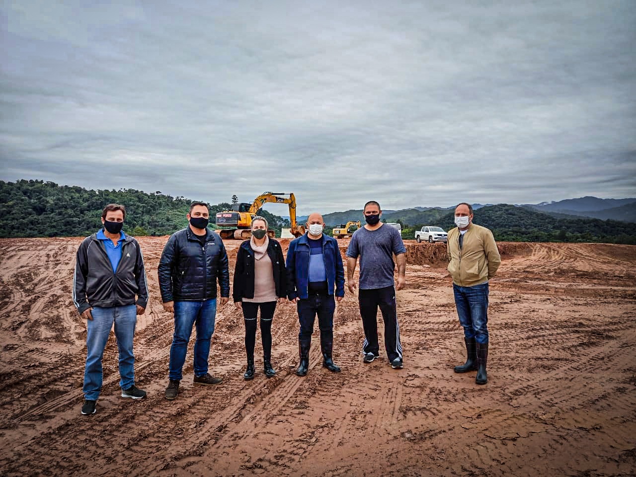 Prefeito Ari Vequi vistoria obras de terraplenagem da ETA Cristalina