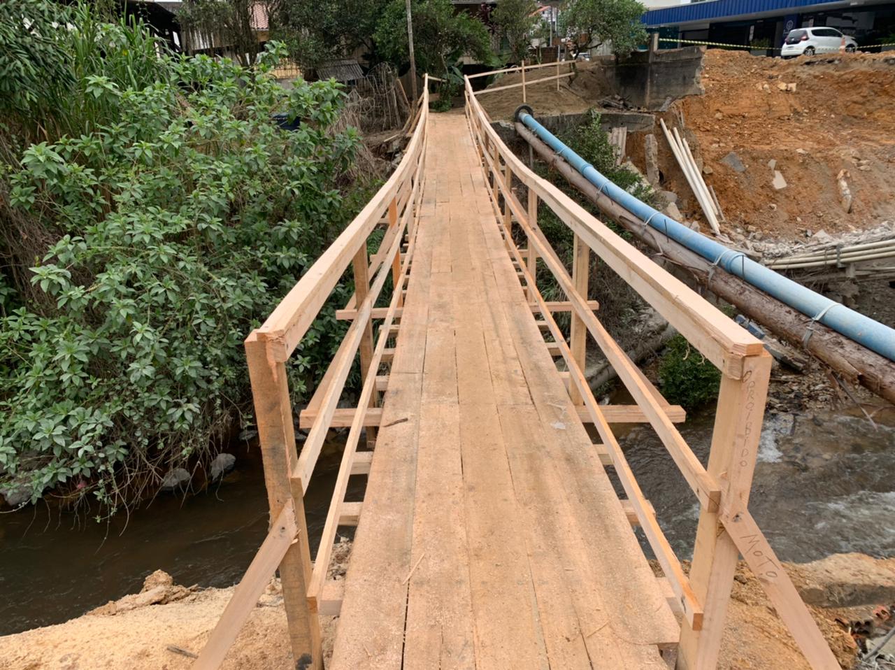 Prefeitura constrói passarela de madeira no Guarani