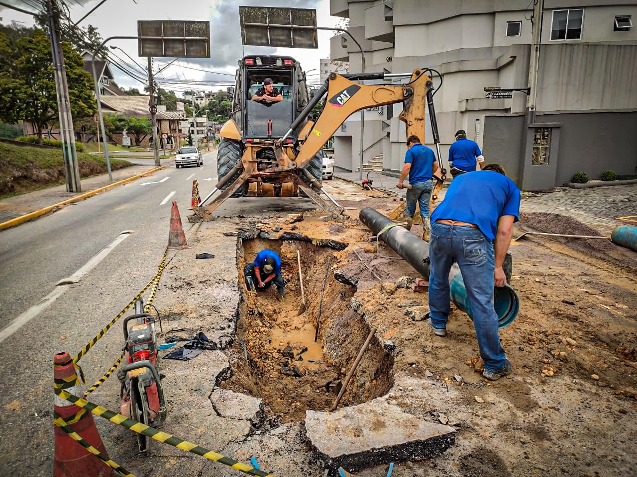 Rompimento de adutora causa transtornos durante o domingo, 20