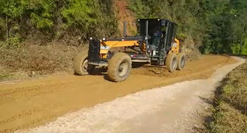 Confira as atividades da equipe de patrola e limpeza de valas da Secretaria de Obras