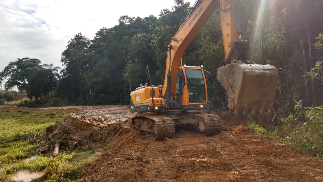 Confira as atividades da equipe de patrola e limpeza de valas da Secretaria de Obras