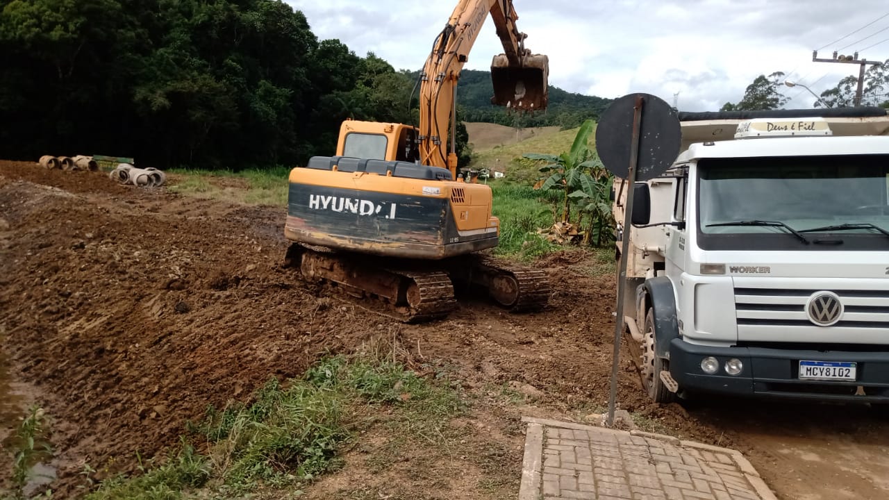 Confira as atividades da equipe de patrola e limpeza de valas da Secretaria de Obras