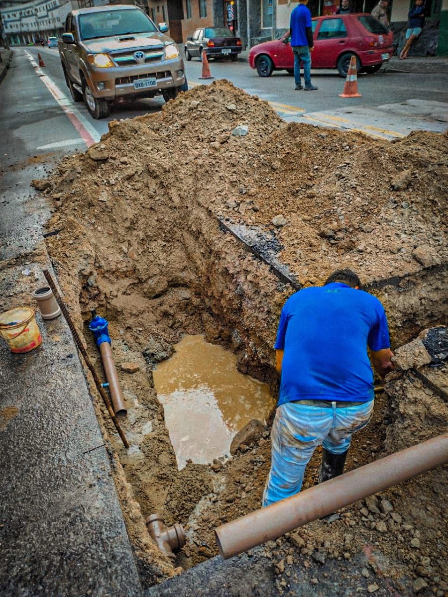 Samae realiza obra para melhorar pressão de água na rua Guilherme Ristow