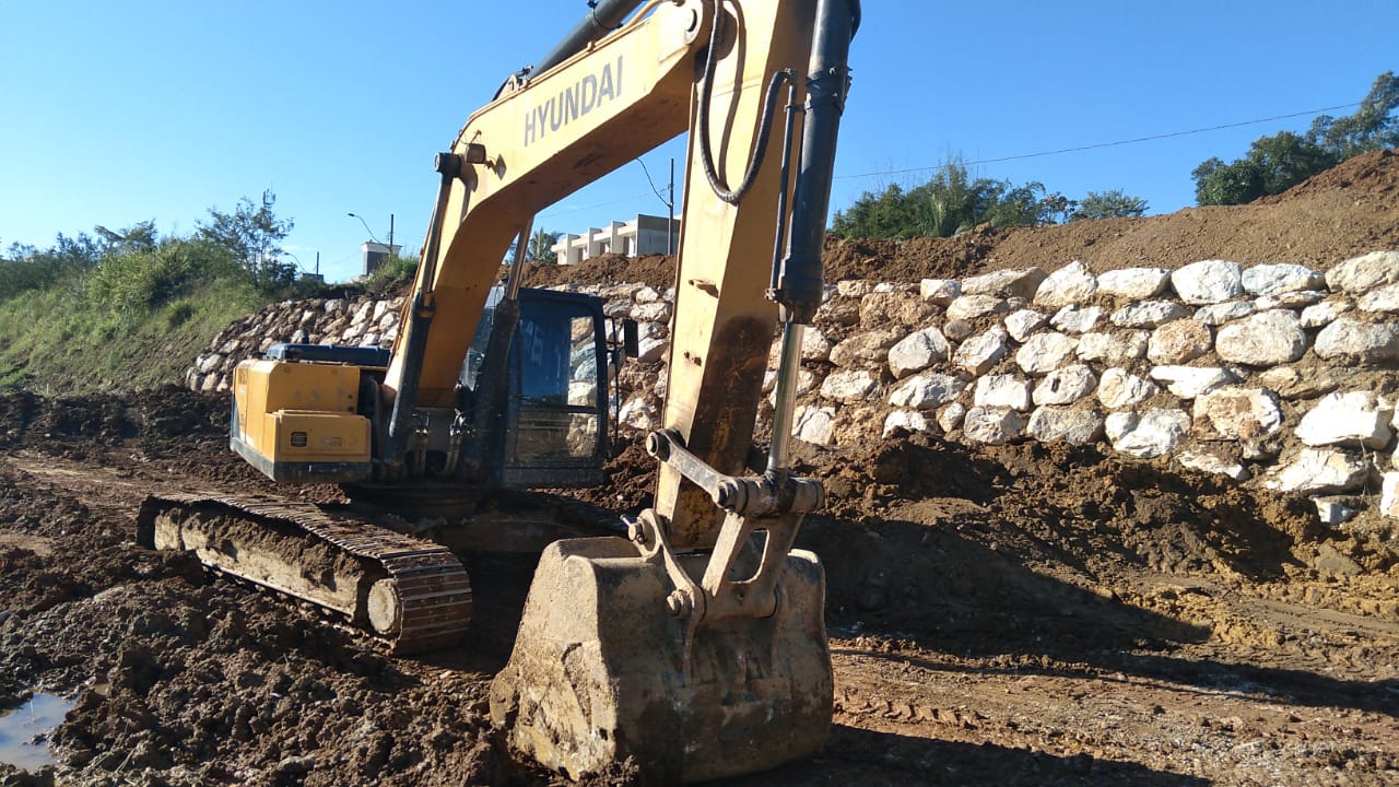 Confira as atividades da equipe de patrola da Secretaria de Obras