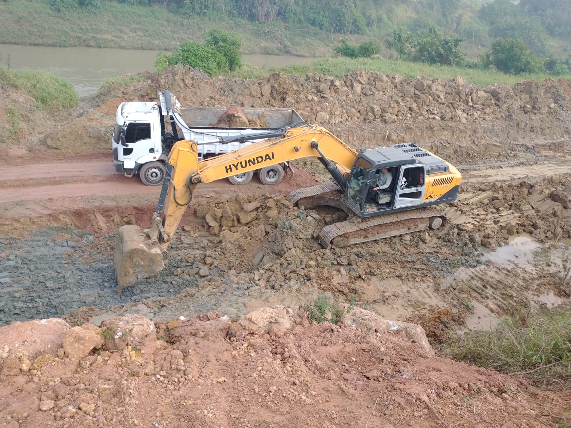 Confira as atividades da equipe de patrola e limpeza de valas da Secretaria de Obras