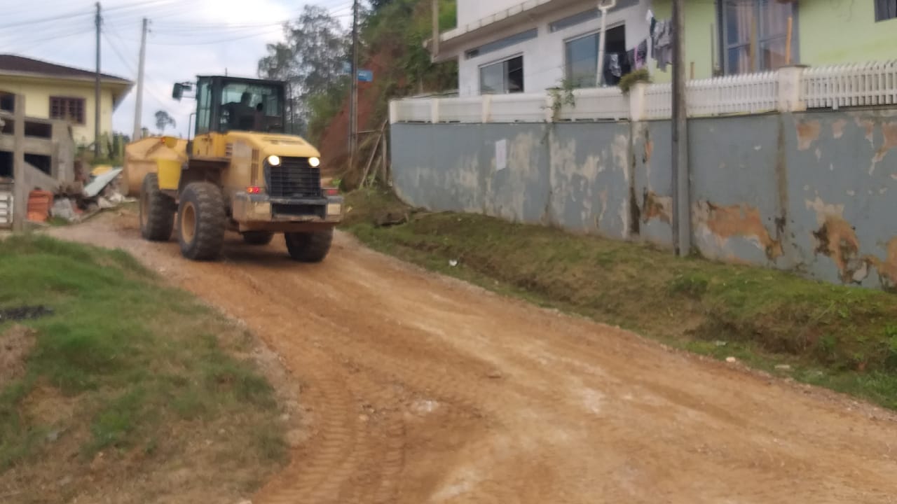 Confira as atividades da equipe de patrola e limpeza de valas da Secretaria de Obras