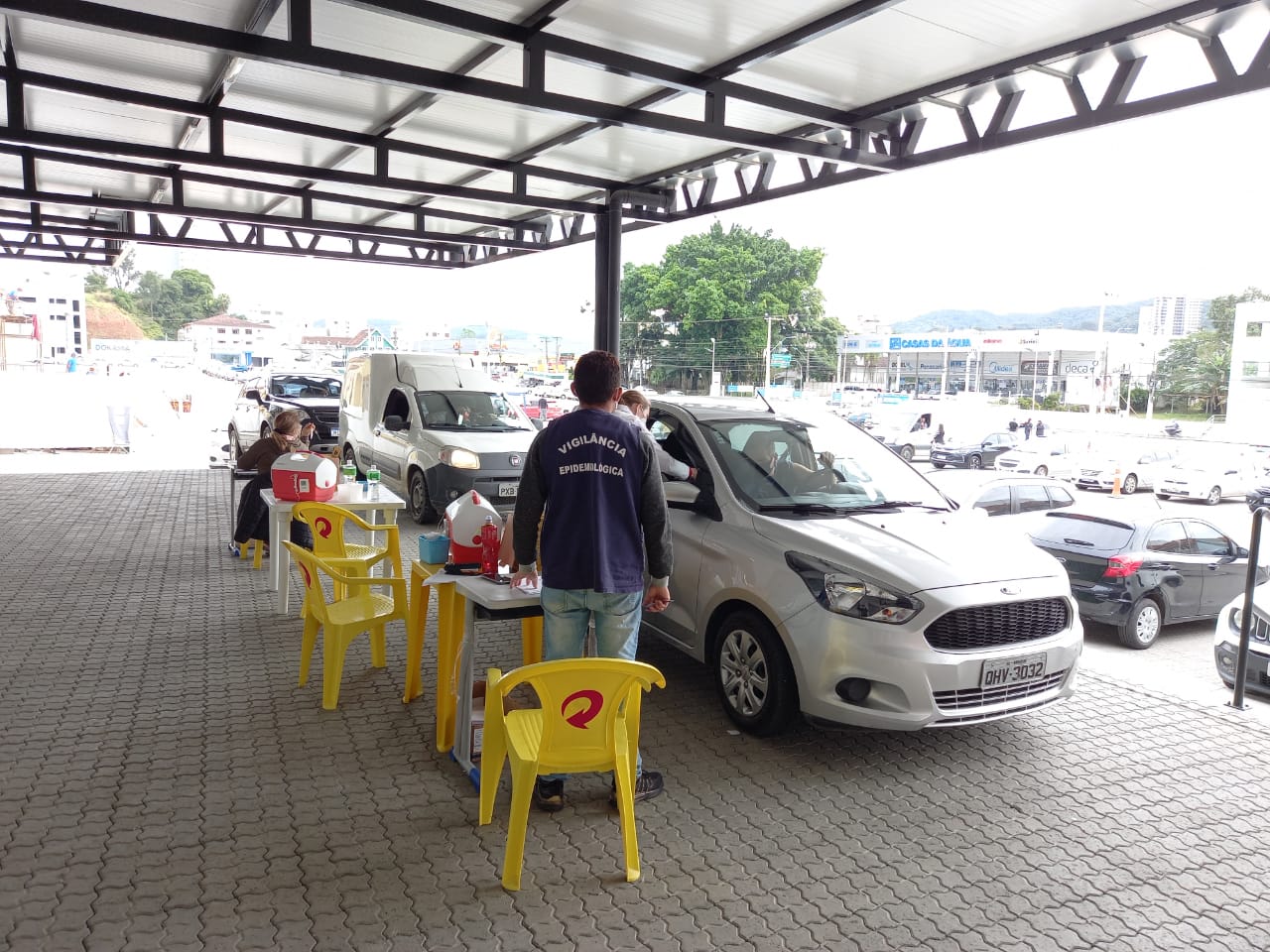 Secretaria de Saúde inicia drive-thru na Vila Schlosser para imunização contra Covid-19