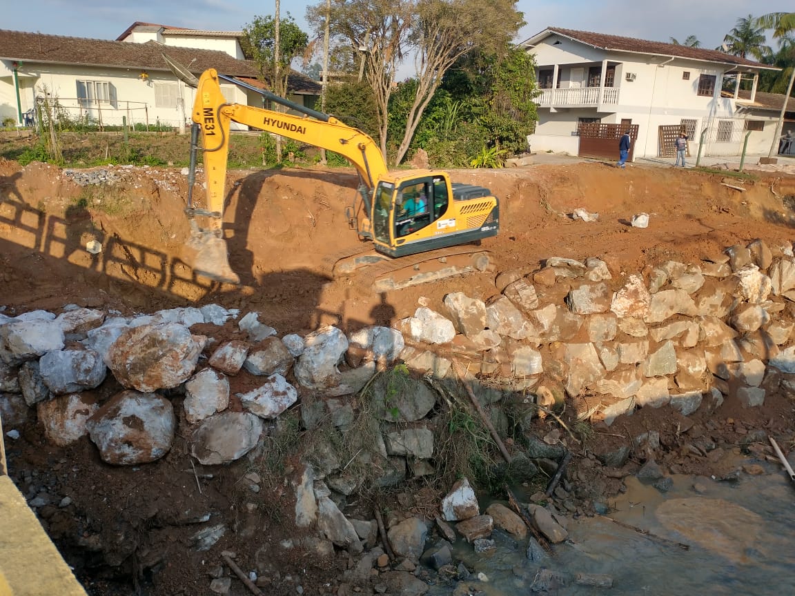 Confira as atividades da equipe de patrola e limpeza de valas da Secretaria de Obras