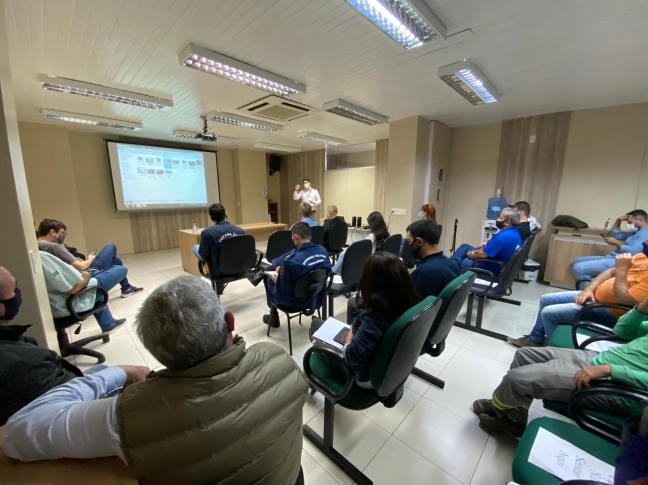 Distribuidora de gás natural ministra palestra para equipes da Secretaria de Infraestrutura Estratégica