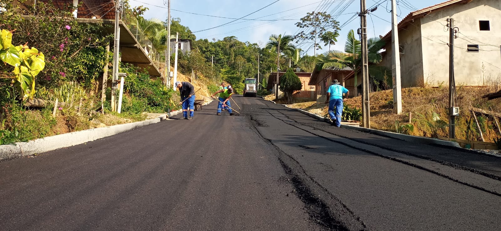 Ruas DJ 24 e Arlindo Brogni, no bairro Dom Joaquim, recebem pavimentação