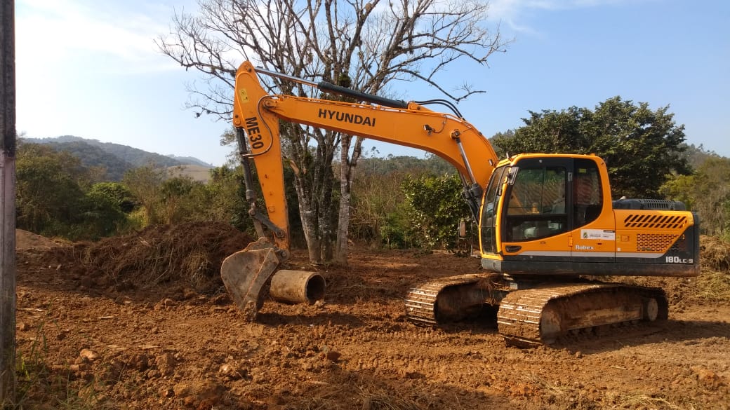 Confira as atividades da equipe de patrola e limpeza de valas da Secretaria de Obras