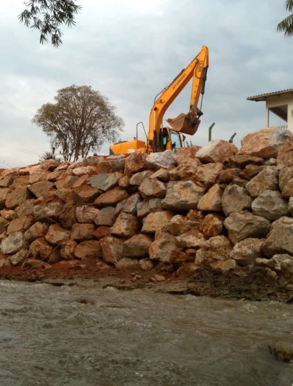 Confira as atividades da equipe de patrola e limpeza de valas da Secretaria de Obras