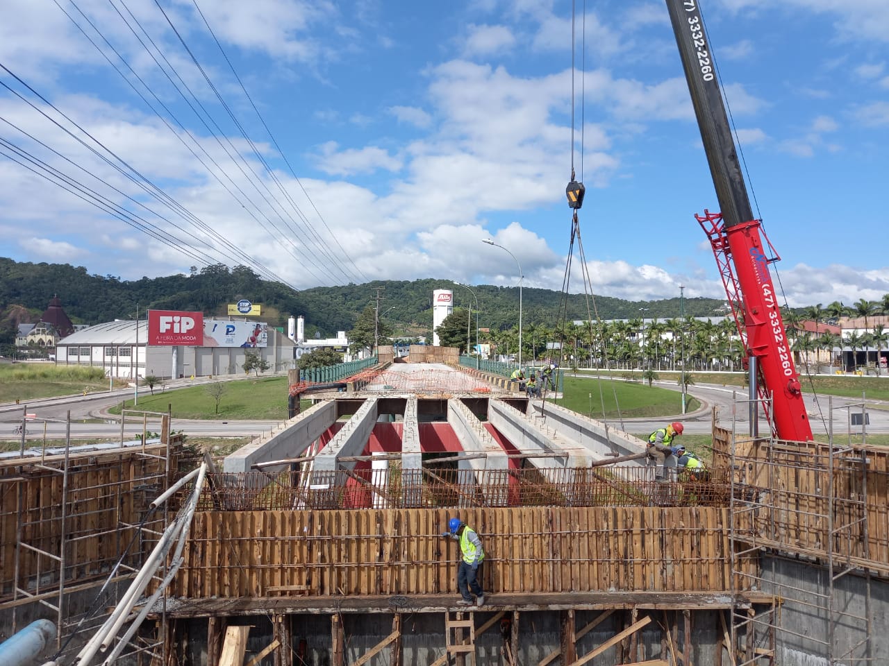 Concluída a colocação das vigas da cabeceira da ponte Santos Dumont