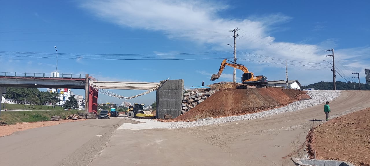 Prefeito de Brusque vistorias obras e anuncia período para liberação do trânsito na ponte Santos Dumont e na margem esquerda da Beira Rio