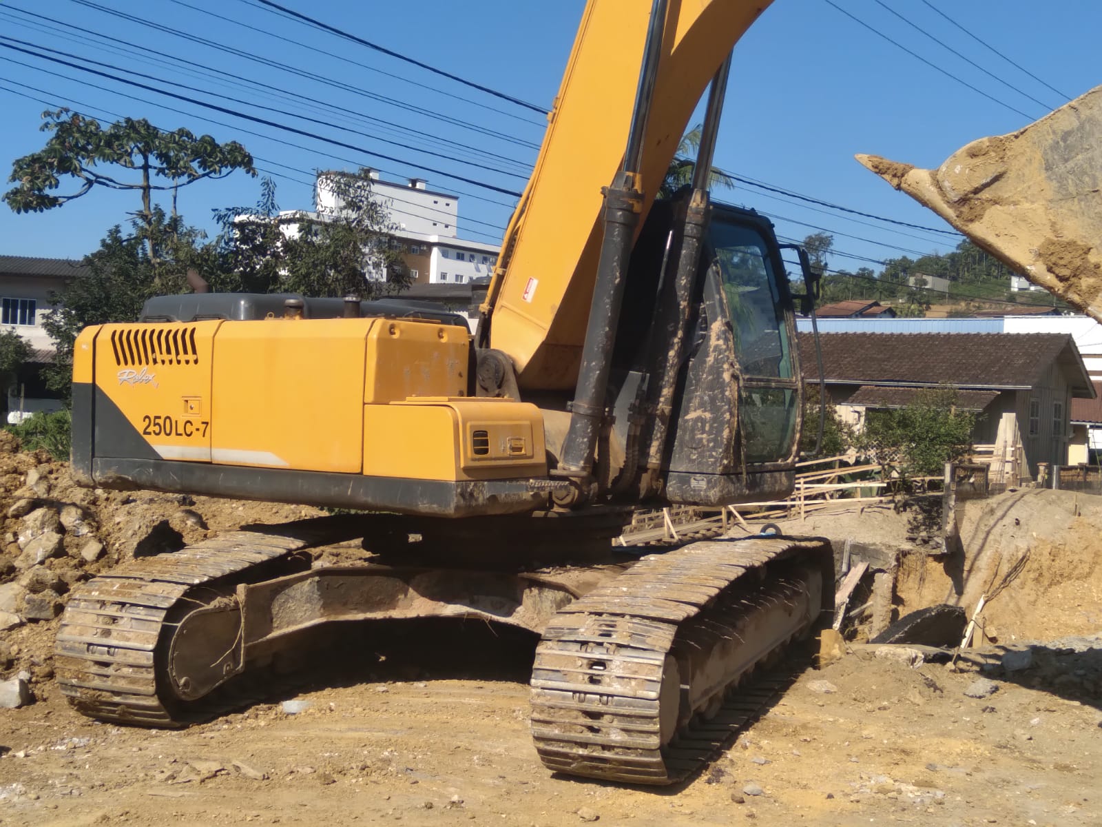 Confira as atividades da equipe de patrola e limpeza de valas da Secretaria de Obras