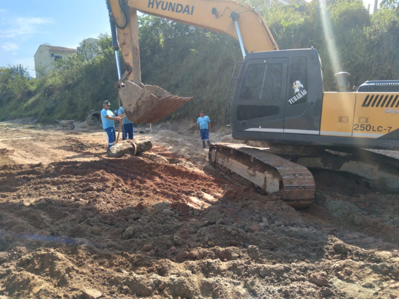 Confira as atividades da equipe de patrola e limpeza de valas da Secretaria de Obras