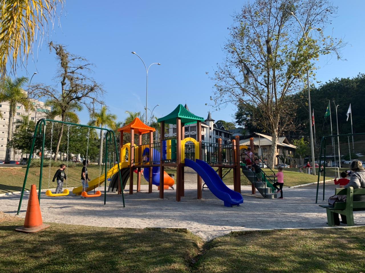 Secretaria de obras realiza revitalização na avenida Arno Carlos Gracher e parquinho da Praça Sesquicentenário