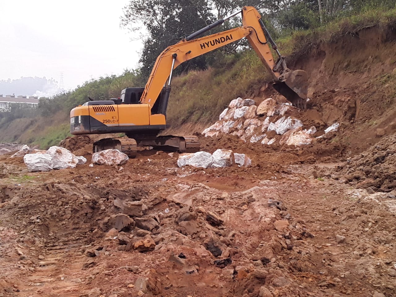 Confira as atividades da equipe de patrola e limpeza de valas da Secretaria de Obras