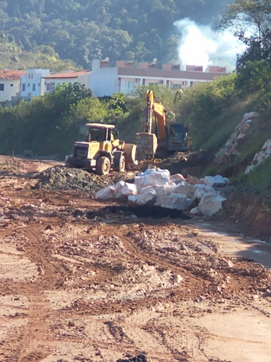 Confira as atividades da equipe de patrola e limpeza de valas da Secretaria de Obras