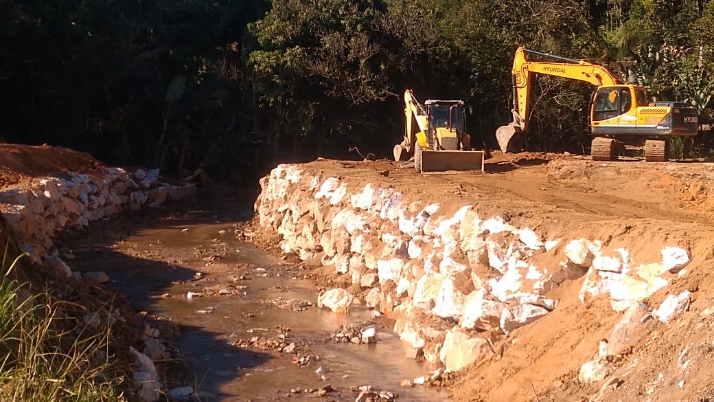 Confira as atividades da equipe de patrola e limpeza de valas da Secretaria de Obras