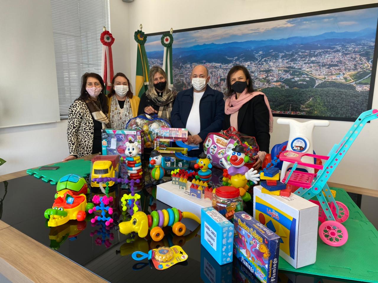 Crianças da rede municipal de ensino de Brusque recebem novos brinquedos