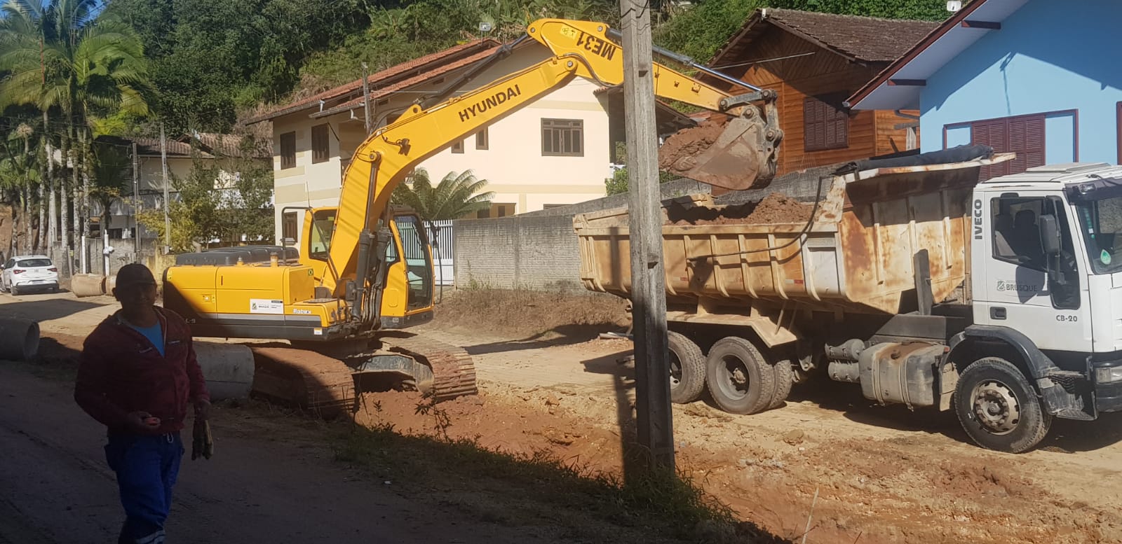 Confira as atividades da equipe de patrola e limpeza de valas da Secretaria de Obras