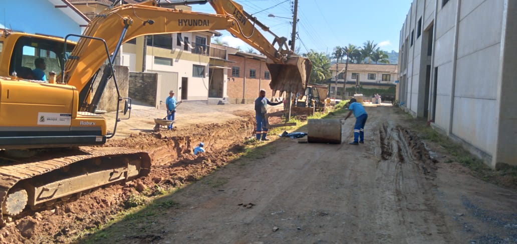 Secretaria de Obras inicia sistema de drenagem na rua LI007, na Limeira