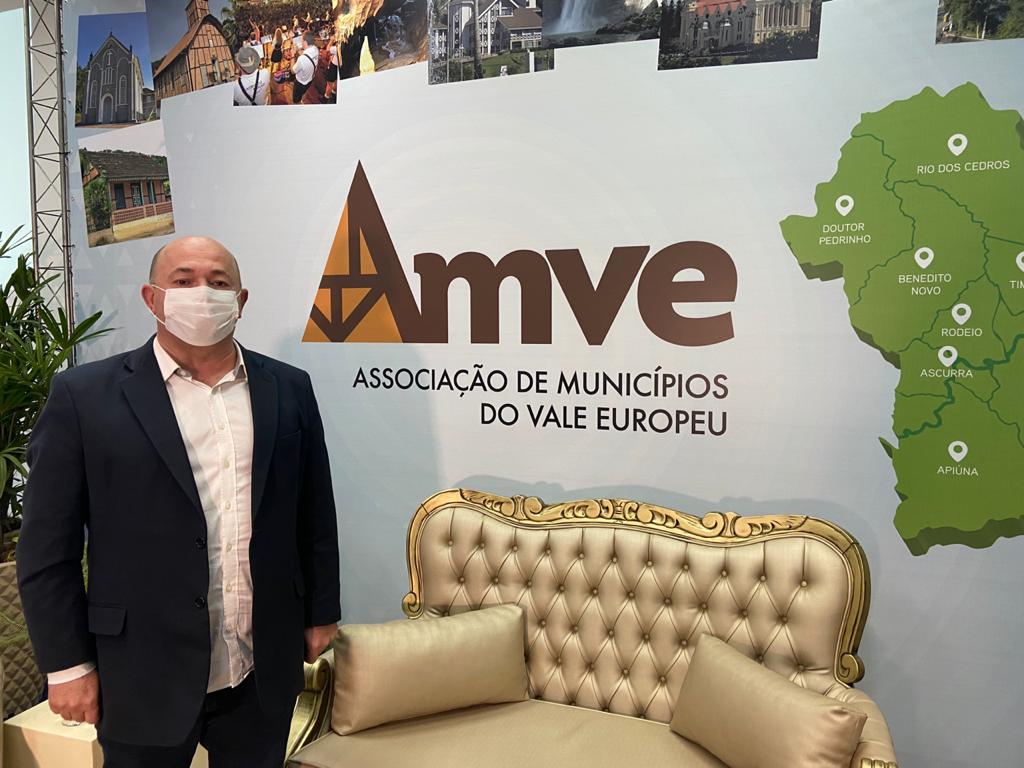 Prefeito Ari Vequi participa de solenidade de comemoração dos 52 anos da Ammvi