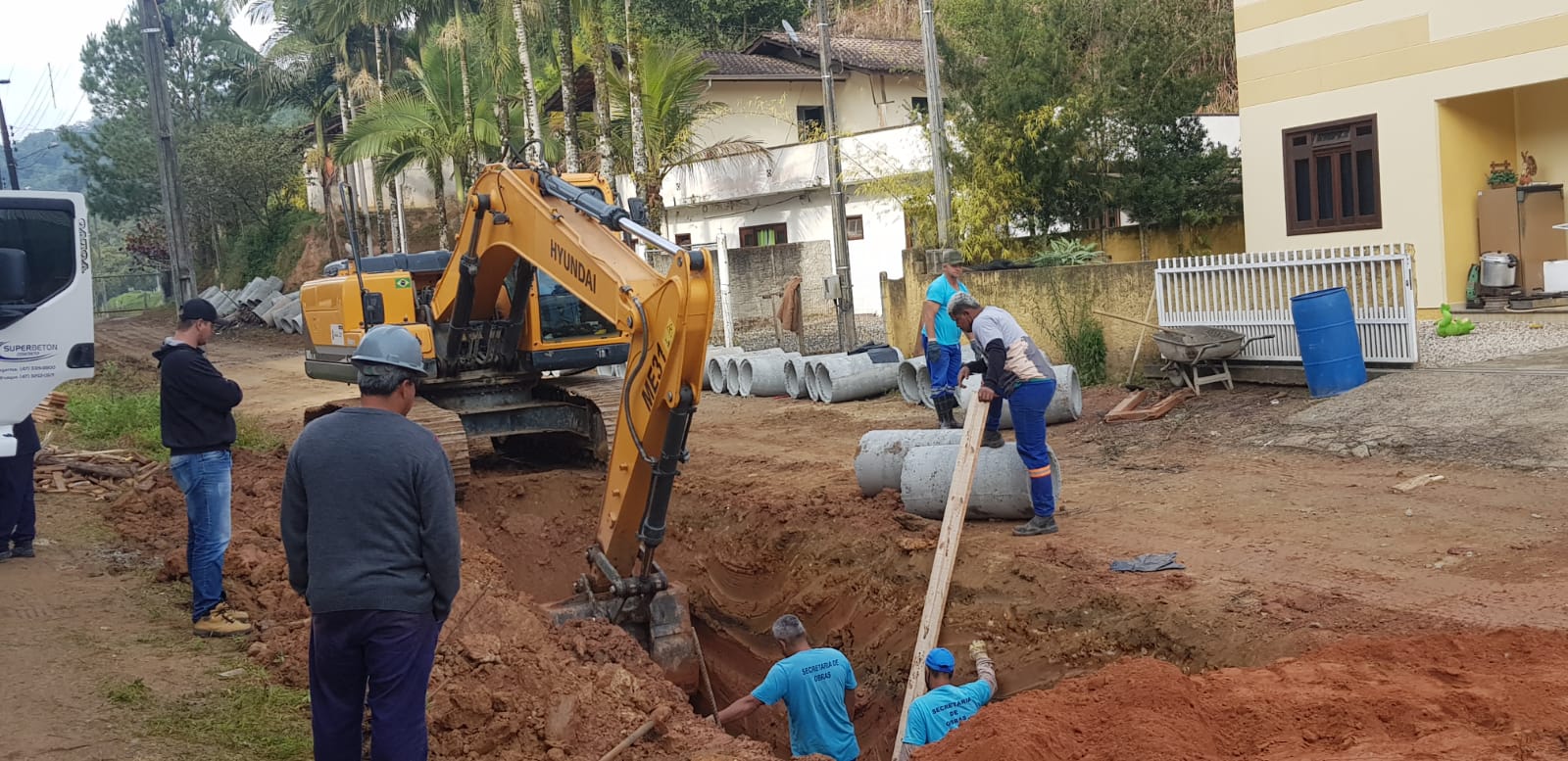 Confira as atividades da equipe de patrola e limpeza de valas da Secretaria de Obras