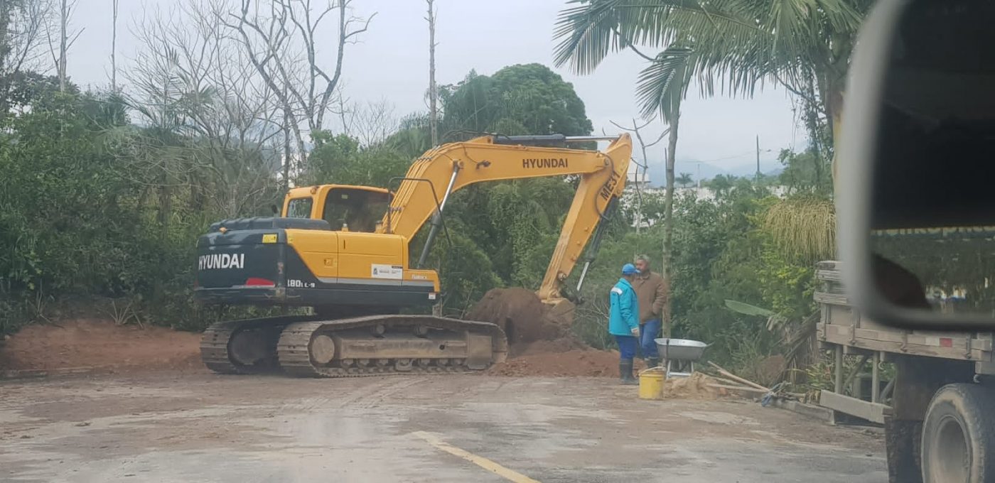 Confira as atividades da equipe de patrola e limpeza de valas da Secretaria de Obras