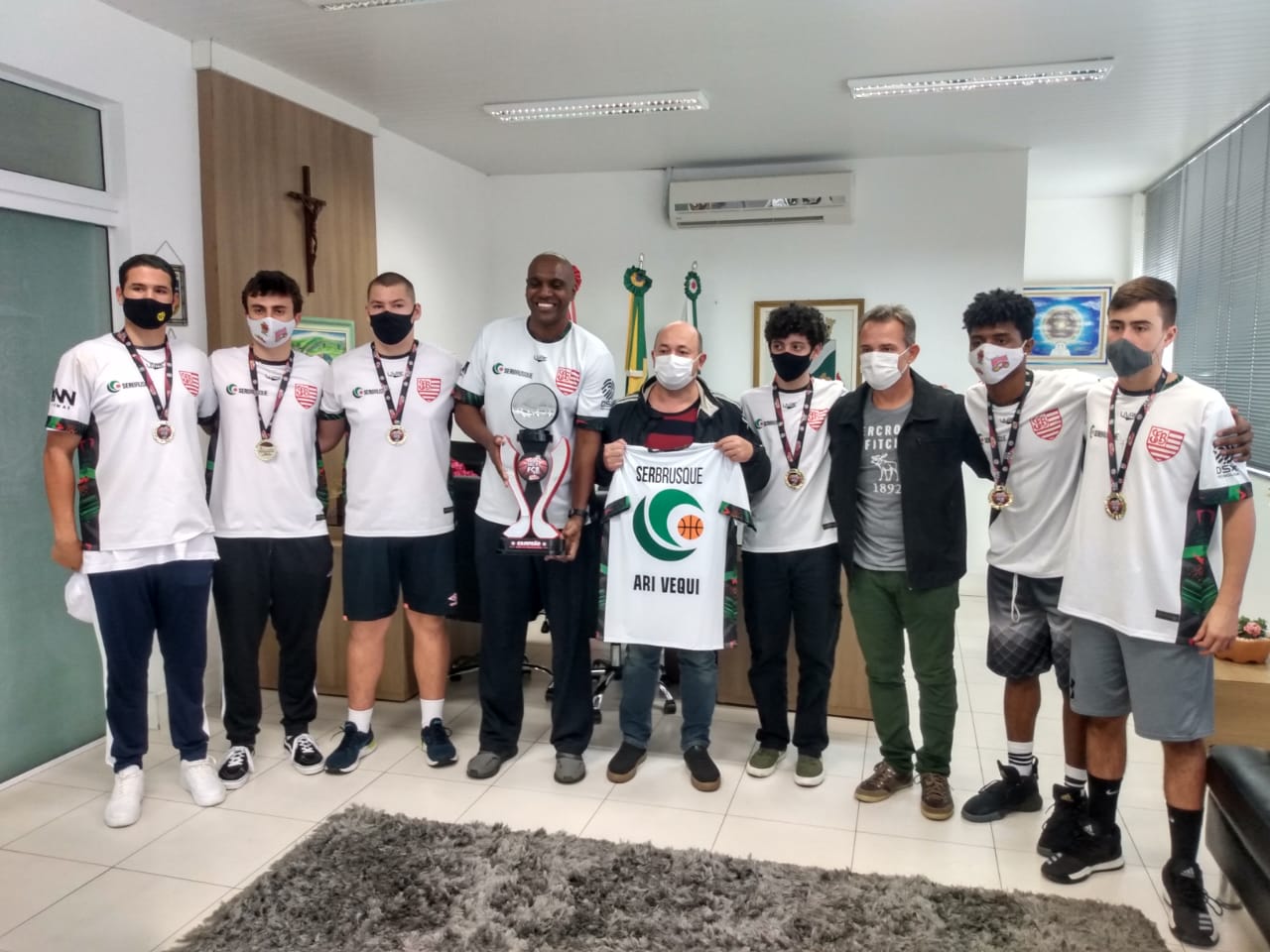 Campeões Sub-16 de basquete masculino visitam prefeito Ari Vequi