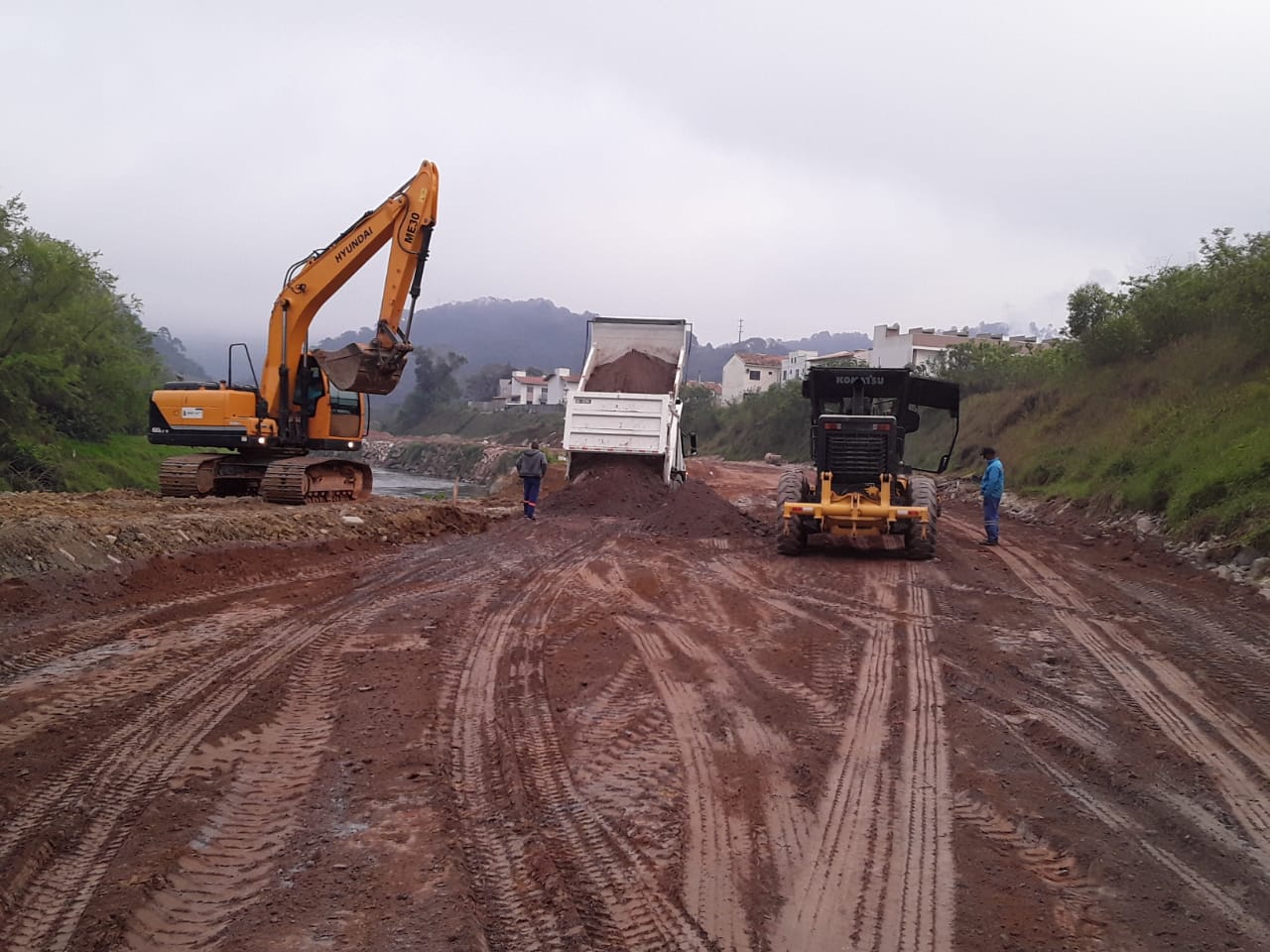 Secretaria de Obras executa preparação para pavimentação na Beira Rio margem direita