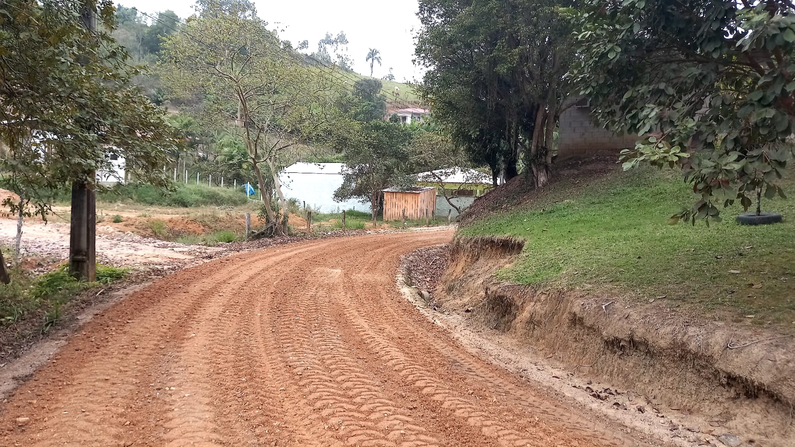 Confira as atividades da equipe de patrola e limpeza de valas da Secretaria de Obras