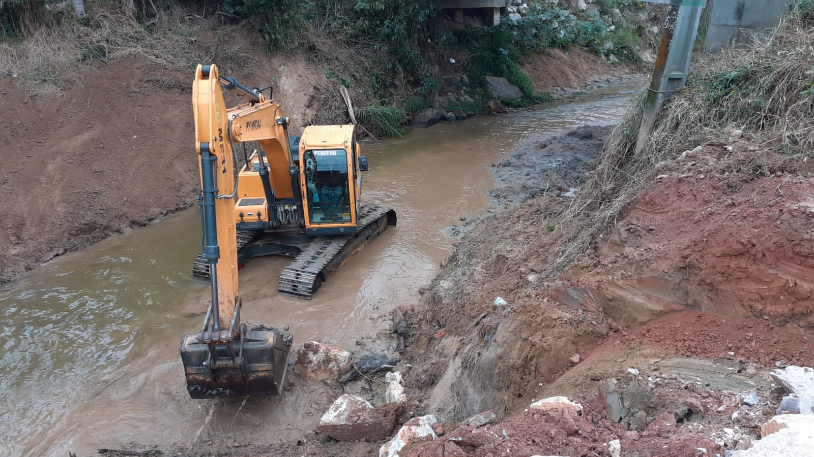 Confira as atividades da equipe de patrola e limpeza de valas da Secretaria de Obra