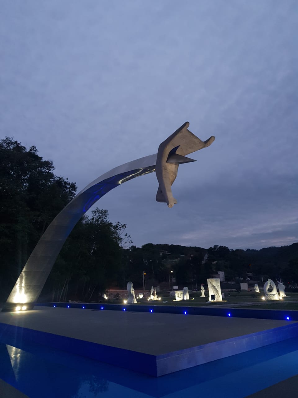 Espelho d’água da obra de Oscar Niemeyer recebe iluminação colorida