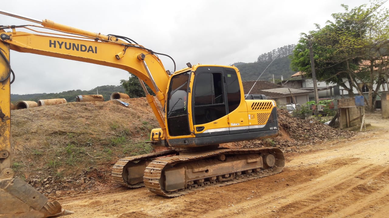 Confira as atividades da equipe de patrola e limpeza da Secretaria de Obra