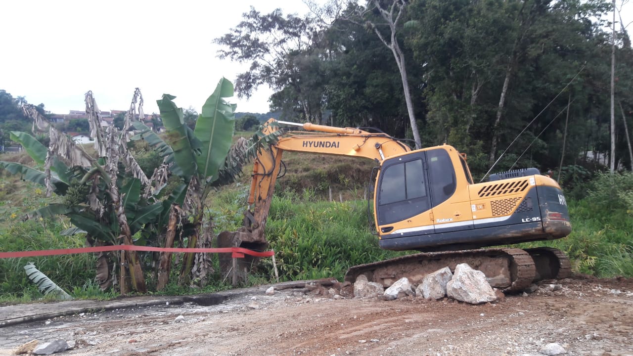 Secretaria de Obras trabalha na limpeza e desassoreamento de valas