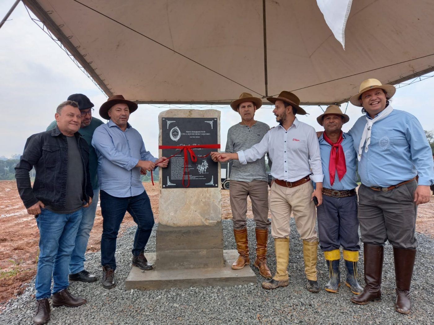 Prefeito Ari Vequi participa de solenidade fixação da pedra fundamental da nova sede do Centro de Tradições Gaúchas Laço do Bom Vaqueiro