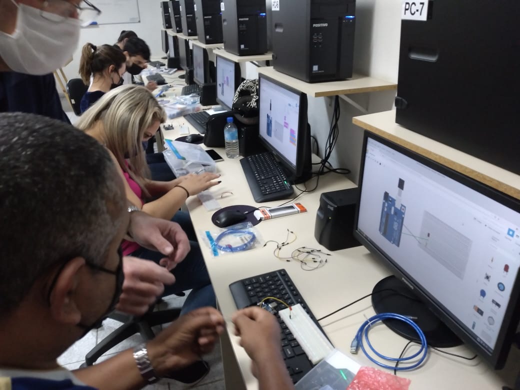 Profissionais da educação de Brusque recebem capacitação teórica e prática de robótica