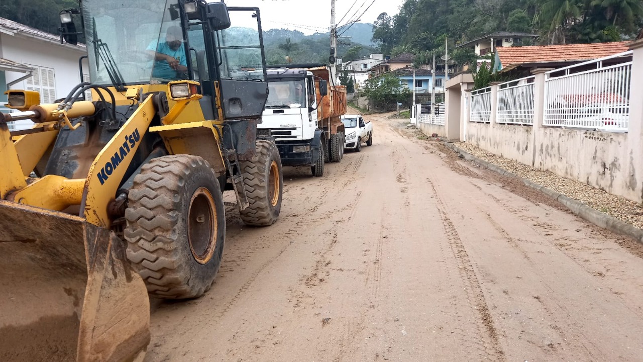 Confira as atividades da equipe de patrola e limpeza da Secretaria de Obra