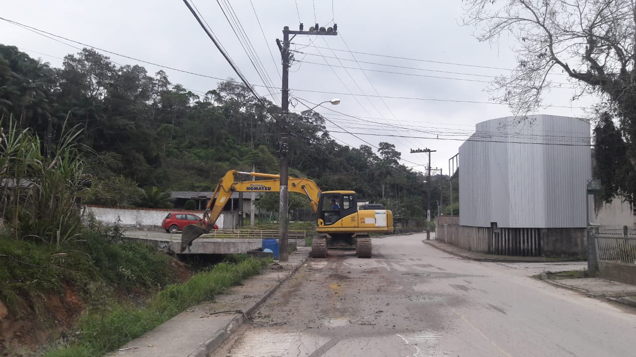 Confira as atividades da equipe de patrola e limpeza da Secretaria de Obra