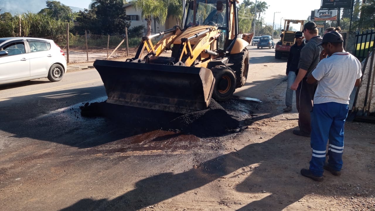 Secretaria de Obras realiza operação tapa-buracos nos bairros